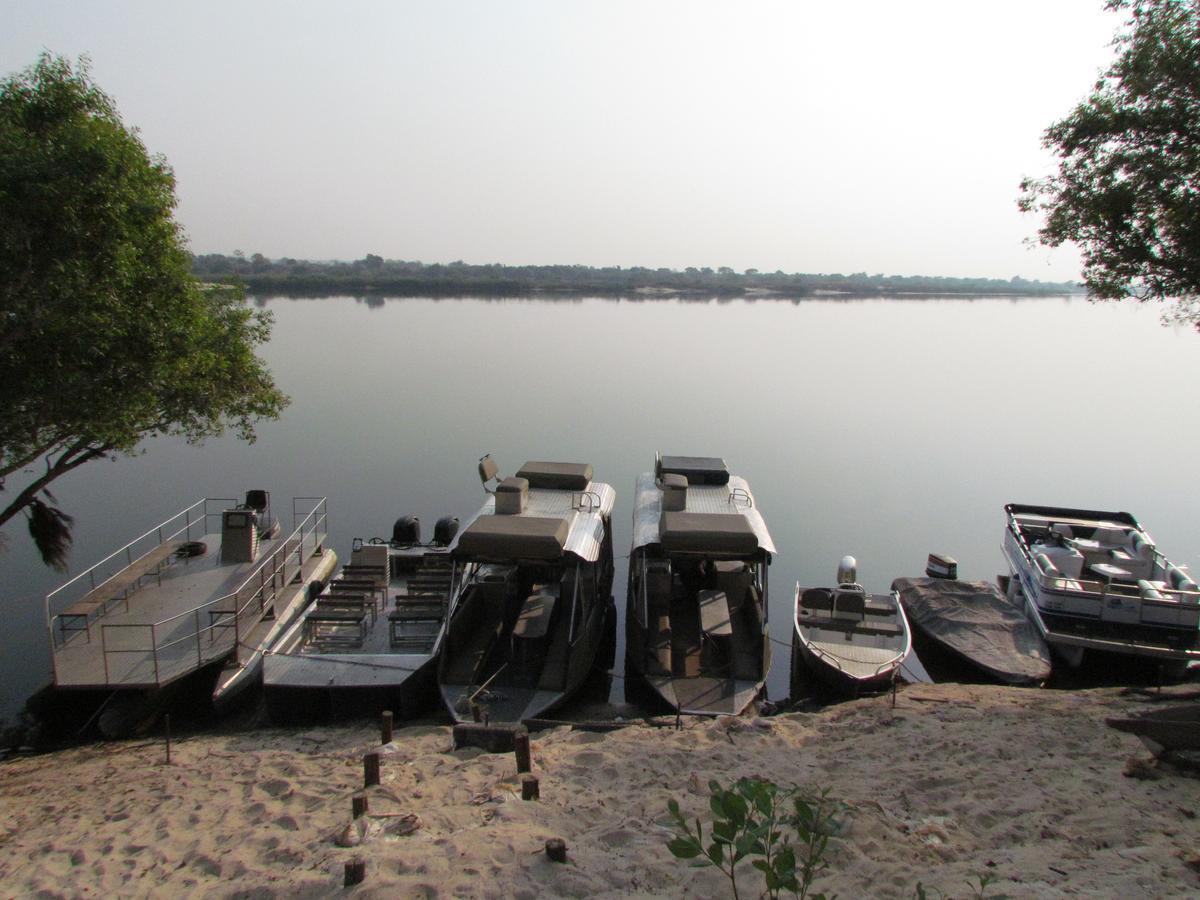Caprivi Houseboat Safari Lodge カティマ・ムリロ エクステリア 写真